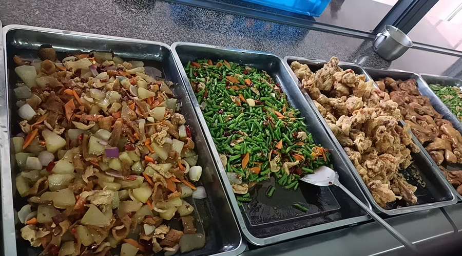 盛夏的來(lái)臨，金環(huán)電器關(guān)懷工人飲食