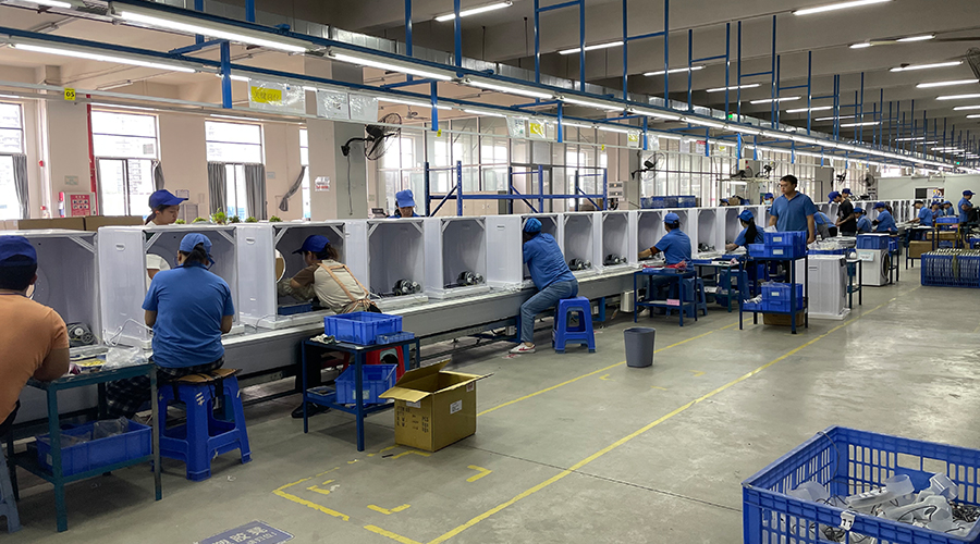 四月訂單高峰，車(chē)間繁忙景象