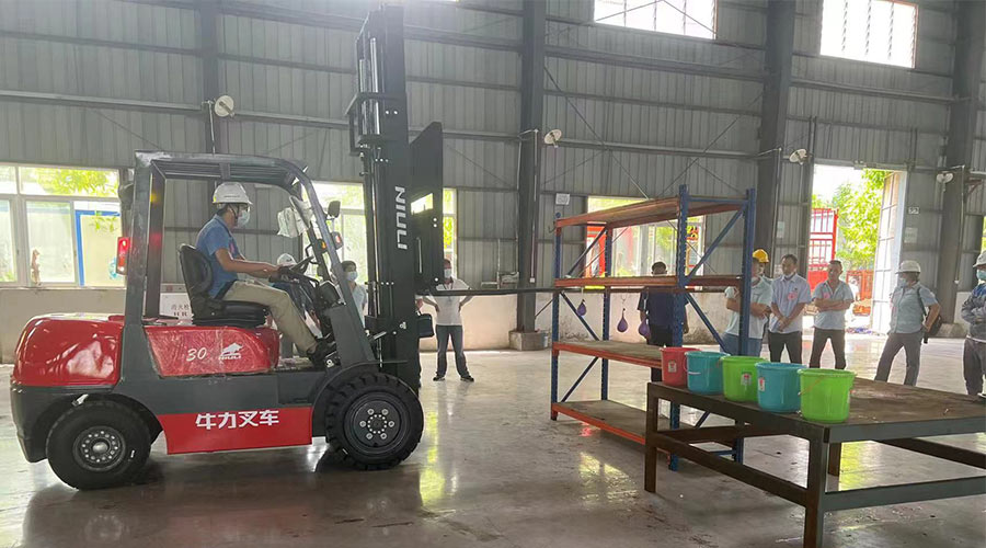 比技能 展風(fēng)采！金環(huán)電器參與鶴城鎮第二屆企業(yè)職工叉車(chē)技能競賽