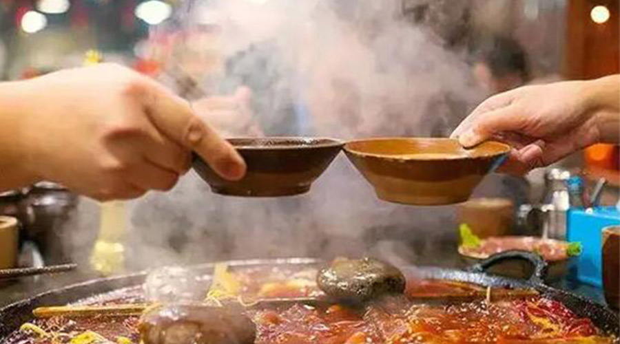 冬天火鍋團建引來(lái)一身火鍋味  衣物烘干機化解職場(chǎng)尷尬！